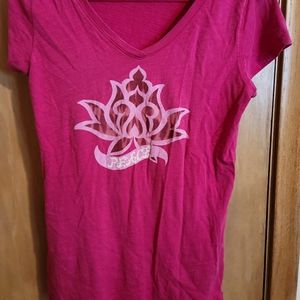 Lucky Brand "peace" pattern cotton v neck t-shirt. Dark pink, size medium